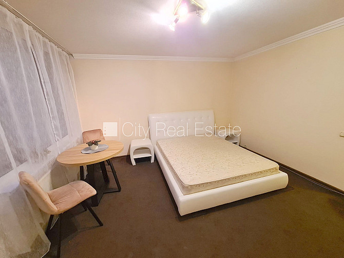 Фасадный дом, место для машины, вход с улицы, лифт, лоджия 4 м2, изолированная Рига - изображение 2