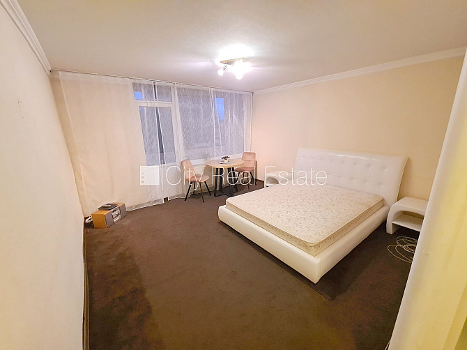 Фасадный дом, место для машины, вход с улицы, лифт, лоджия 4 м2, изолированная Рига - изображение 1