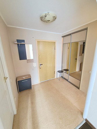 Фасадный дом, место для машины, вход с улицы, лифт, лоджия 4 м2, изолированная Рига - изображение 6