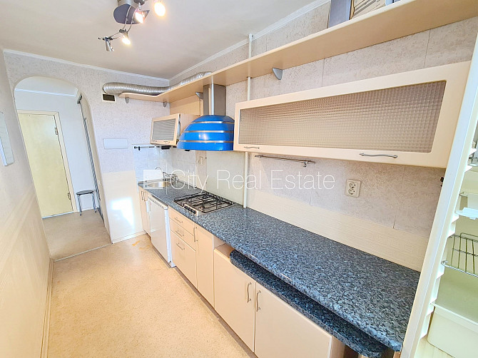 Фасадный дом, место для машины, вход с улицы, лифт, лоджия 4 м2, изолированная Рига - изображение 10