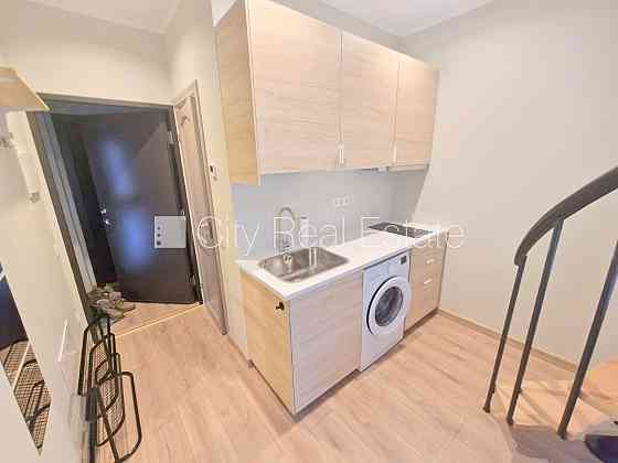 Здание во дворе, реновированный дом, закрытый двор, вход с улицы и со двора, окна Рига