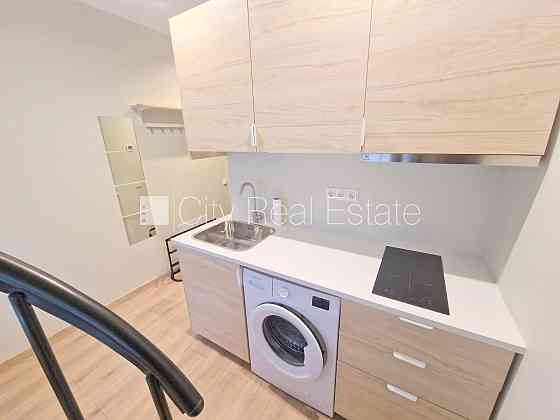 Здание во дворе, реновированный дом, закрытый двор, вход с улицы и со двора, окна Рига