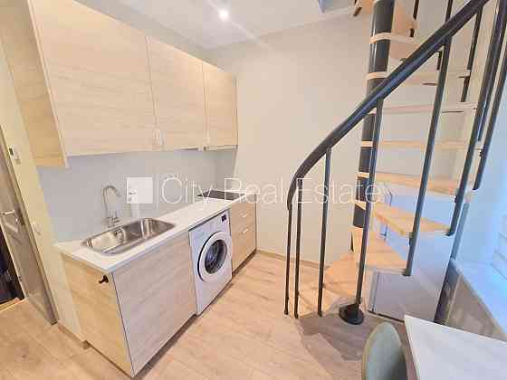 Здание во дворе, реновированный дом, закрытый двор, вход с улицы и со двора, окна Рига