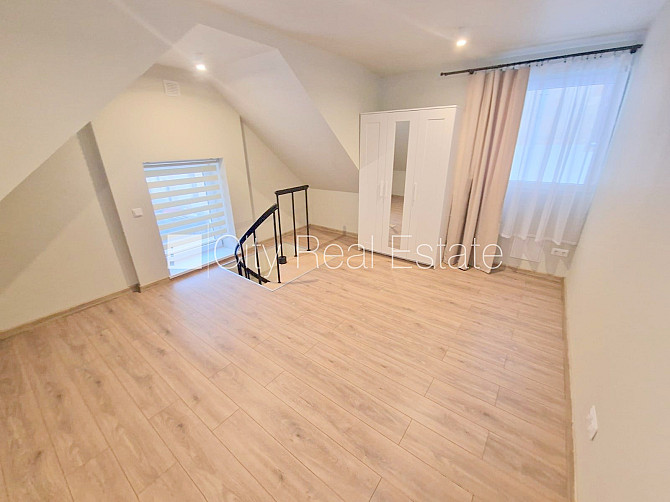 Здание во дворе, реновированный дом, закрытый двор, вход с улицы и со двора, окна Рига - изображение 7