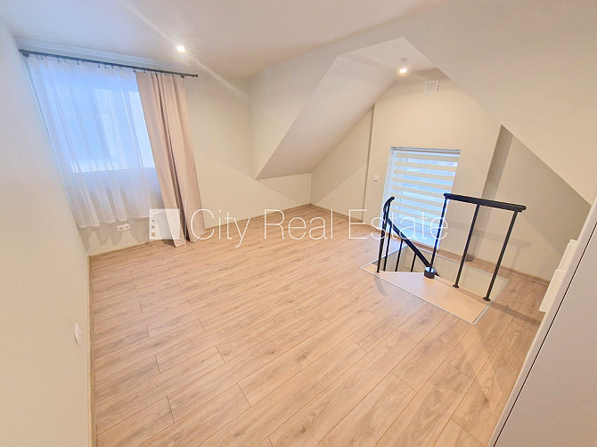 Здание во дворе, реновированный дом, закрытый двор, вход с улицы и со двора, окна Рига - изображение 8