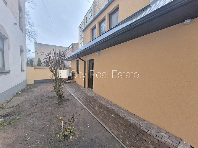 Здание во дворе, реновированный дом, закрытый двор, вход с улицы и со двора, окна Рига - изображение 20