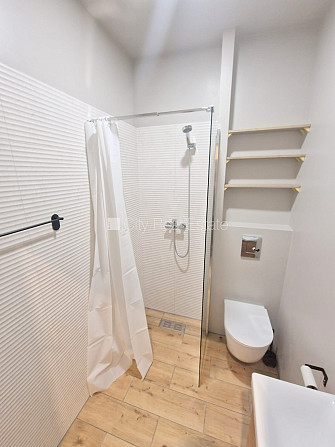 Здание во дворе, реновированный дом, закрытый двор, вход с улицы и со двора, окна Рига - изображение 17