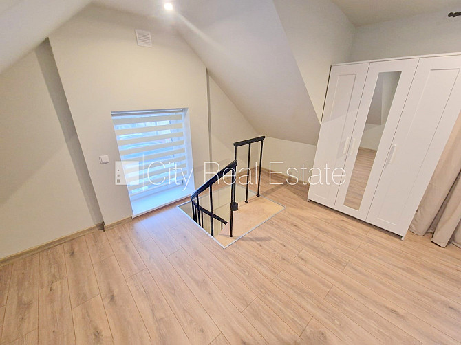 Здание во дворе, реновированный дом, закрытый двор, вход с улицы и со двора, окна Рига - изображение 10