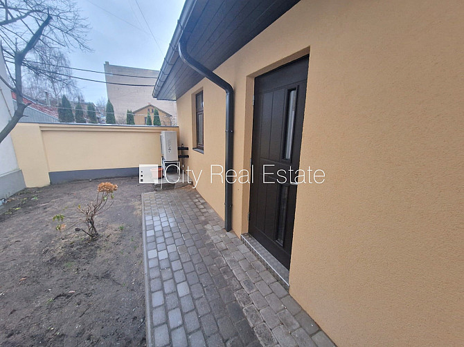 Здание во дворе, реновированный дом, закрытый двор, вход с улицы и со двора, окна Рига - изображение 19