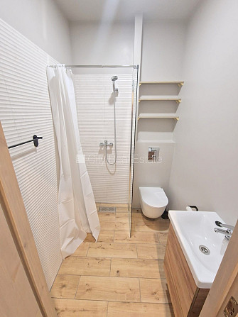 Здание во дворе, реновированный дом, закрытый двор, вход с улицы и со двора, окна Рига - изображение 18