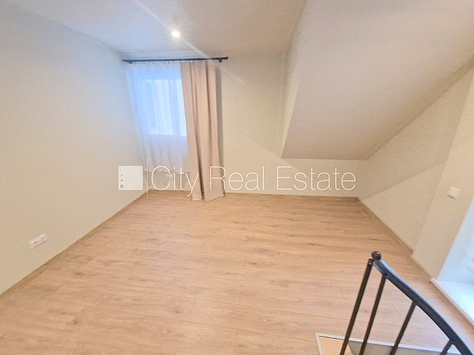 Здание во дворе, реновированный дом, закрытый двор, вход с улицы и со двора, окна Рига - изображение 12