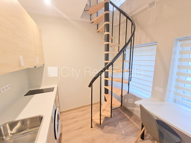 Здание во дворе, реновированный дом, закрытый двор, вход с улицы и со двора, окна Рига - изображение 5