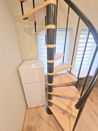 Здание во дворе, реновированный дом, закрытый двор, вход с улицы и со двора, окна Рига - изображение 6