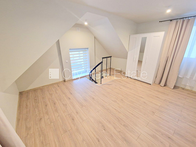 Здание во дворе, реновированный дом, закрытый двор, вход с улицы и со двора, окна Рига - изображение 9