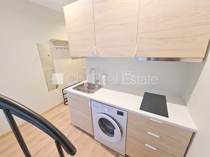 Здание во дворе, реновированный дом, закрытый двор, вход с улицы и со двора, окна Рига - изображение 3