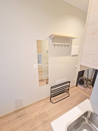 Здание во дворе, реновированный дом, закрытый двор, вход с улицы и со двора, окна Рига - изображение 14