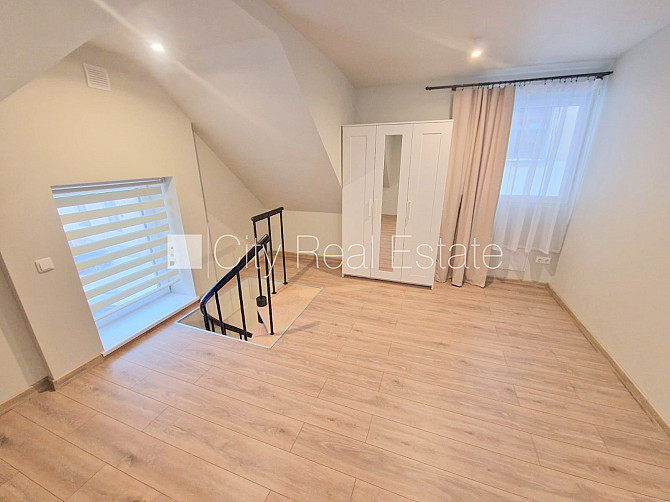 Здание во дворе, реновированный дом, закрытый двор, вход с улицы и со двора, окна Рига - изображение 11