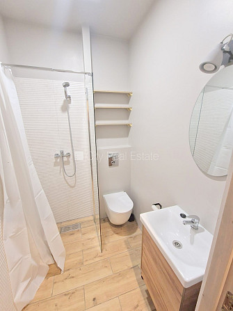 Здание во дворе, реновированный дом, закрытый двор, вход с улицы и со двора, окна Рига - изображение 16