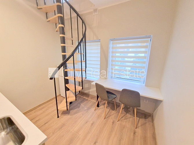 Здание во дворе, реновированный дом, закрытый двор, вход с улицы и со двора, окна Рига - изображение 4