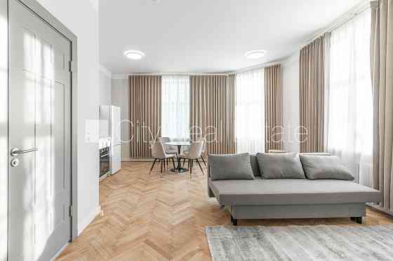 Фасадный дом, реновированный дом, закрытый двор, вход с улицы, лифт, лестничная Рига