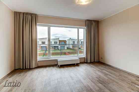 Pārdod māju privātmāju ciematā Piņkos. Māja ir bez mēbelēm, bet ar iebūvētu virtuves iekārtu un tehn Рижский район