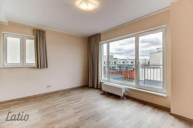 No 1.08.2026  izīrē māju privātmāju ciematā Piņkos. Māja ir bez mēbelēm, bet ar Rīgas rajons - foto 2