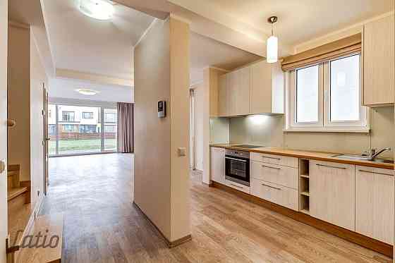 Pārdod māju  privātmāju ciematā Piņkos. Māja ir bez mēbelēm, ar iebūvētu virtuves iekārtu un tehniku Rīgas rajons