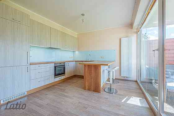 Izīrē no 01.04.2026 skaistu, plašu māju privātmāju ciematā Piņķos. 
Mājas pirmajā stāvā ir izvietota Rīgas rajons