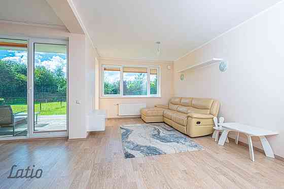 Izīrē no 01.04.2026 skaistu, plašu māju privātmāju ciematā Piņķos. 
Mājas pirmajā stāvā ir izvietota Rīgas rajons