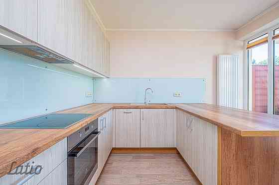 Izīrē no 01.04.2026 skaistu, plašu māju privātmāju ciematā Piņķos. 
Mājas pirmajā stāvā ir izvietota Rīgas rajons