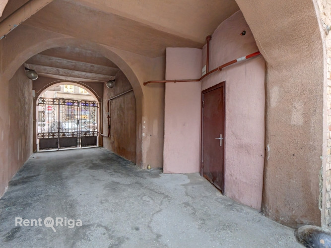 Pārdod mākslinieku darbnīcas telpas jūgendstila ēkā.  Īpašuma priekšrocības: +Lieliska Rīga - foto 2