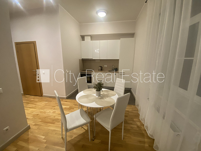 Реновированный дом, студио, кухня объединена с гостинной, покрашенные стены, Рига - изображение 12