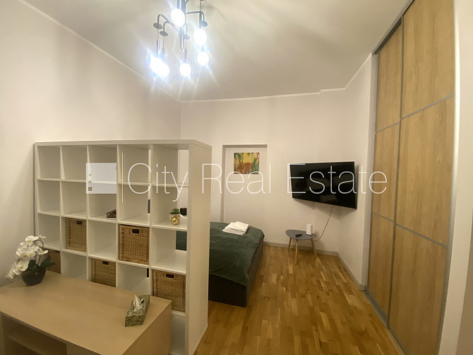 Реновированный дом, студио, кухня объединена с гостинной, покрашенные стены, Рига - изображение 11