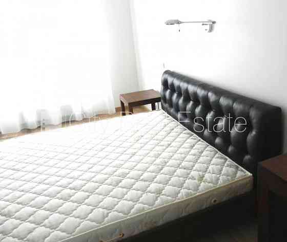 Фасадный дом, реновированный дом, вход с улицы, лестничная клетка после Рига