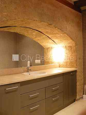 Фасадный дом, благоустроенный озеленённый двор, закрытый двор, территория Рига