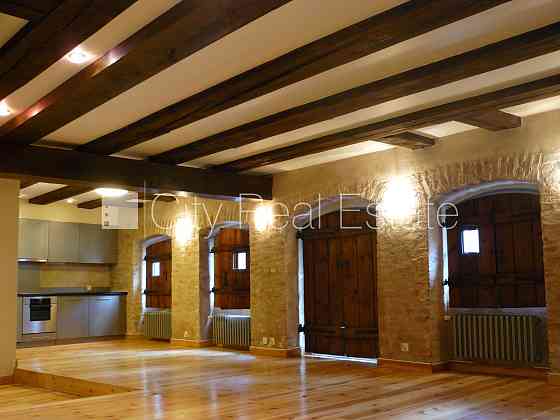 Фасадный дом, благоустроенный озеленённый двор, закрытый двор, территория Рига