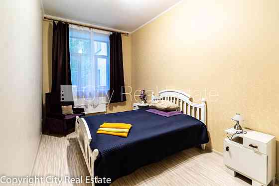 Здание во дворе, реновированный дом, вход со двора, лифт, окна выходят в обе Рига