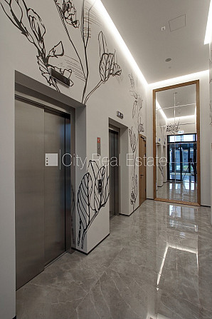 Здание во дворе, реновированный дом, закрытый двор, вход с улицы и со двора, окна Рига - изображение 15