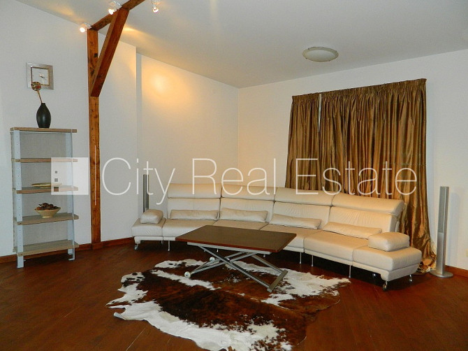 Fasādes māja, ieeja no ielas, logi vērsti mājas abās pusēs, viena istaba izolēta, viesistaba Rīga - foto 9