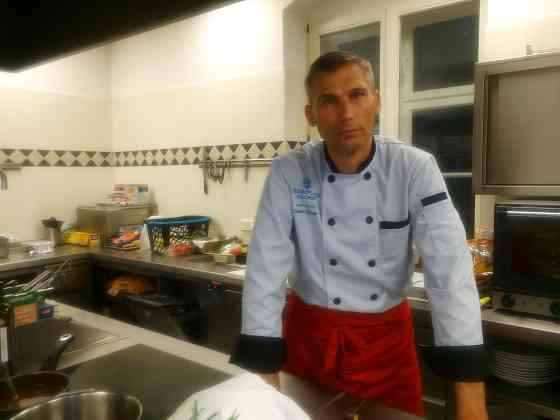 Профессиональный повар с большим опытом шеф-повара ищет постоянную работу. Рассмотрю все... Рига