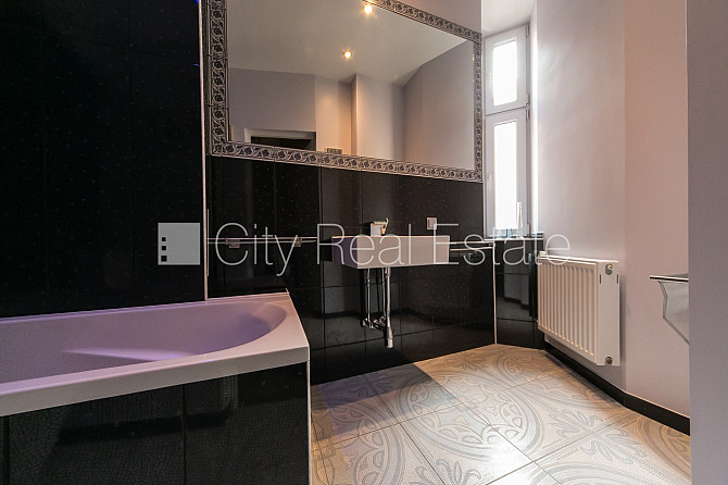 Renovēta māja, slēgts pagalms, ieeja no pagalma, kāpņu telpa pēc kapitālā remonta, logi Rīga - foto 19