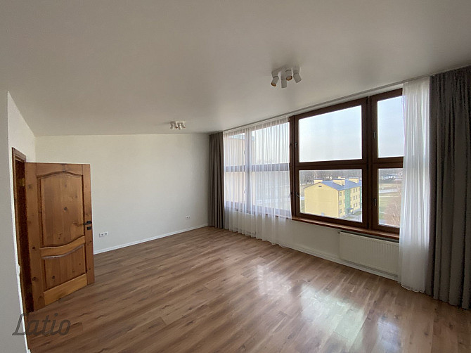 Pārdošanā plašs un kvalitatīvs 5-istabu divstāvu dzīvoklis Valmierā, Viestura laukumā
Piedāvājumā el Валмиера и Валмиерский край - изображение 1