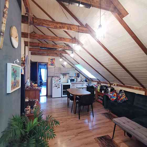 Mājīgs un pārdomāts īpašums Siguldas sirdī  vieta, kur pilsēta satiekas ar dabu.Pārdošanā tiek piedā Cигулда