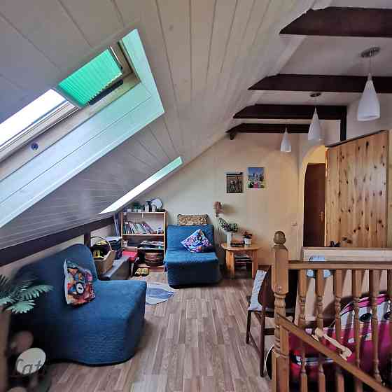 Mājīgs un pārdomāts īpašums Siguldas sirdī  vieta, kur pilsēta satiekas ar dabu.Pārdošanā tiek piedā Cигулда