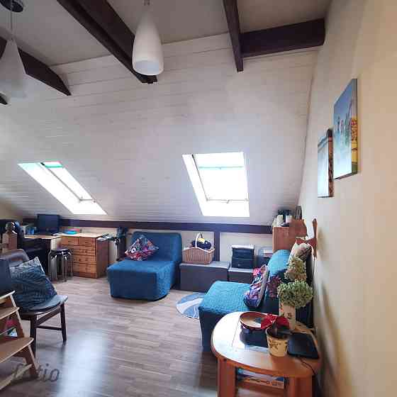 Mājīgs un pārdomāts īpašums Siguldas sirdī  vieta, kur pilsēta satiekas ar dabu.Pārdošanā tiek piedā Cигулда