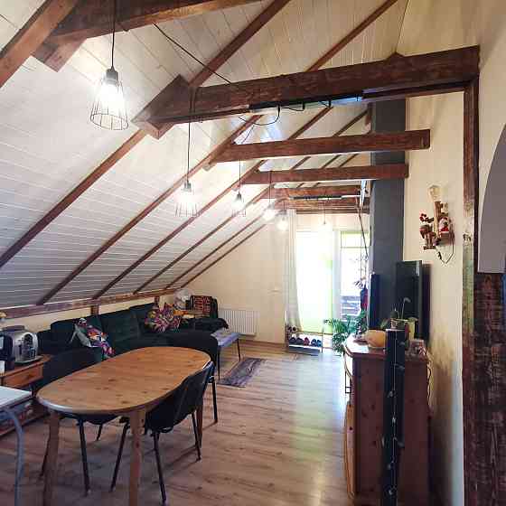 Mājīgs un pārdomāts īpašums Siguldas sirdī  vieta, kur pilsēta satiekas ar dabu.Pārdošanā tiek piedā Cигулда