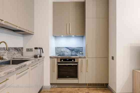 Элегантная двухкомнатная квартира в аренду в тихом центре, в посольском районе Рига