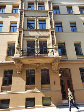 Tiek izīrēts gaišs un gaumīgs dzīvoklis Rīgas centrā, renovētā ēkā Lāčplēša ielā.  Dzīvoklim ir balk Рига