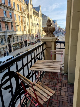 Tiek izīrēts gaišs un gaumīgs dzīvoklis Rīgas centrā, renovētā ēkā Lāčplēša ielā.  Dzīvoklim ir balk Рига - изображение 8