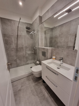 Tiek izīrēts gaišs un gaumīgs dzīvoklis Rīgas centrā, renovētā ēkā Lāčplēša ielā.  Dzīvoklim ir balk Рига - изображение 7